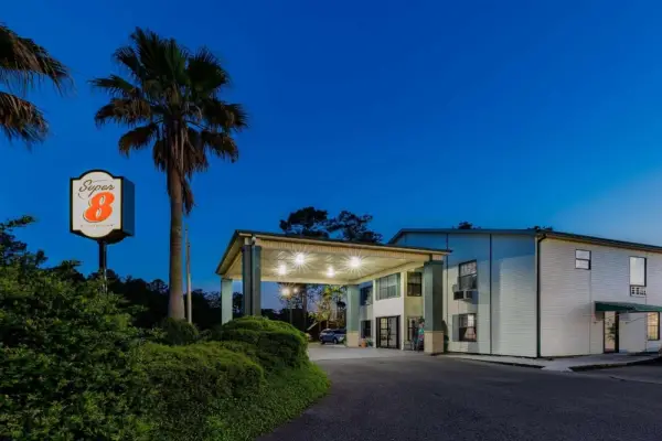 Super 8 by Wyndham Kinder/Coushatta near Casino 4